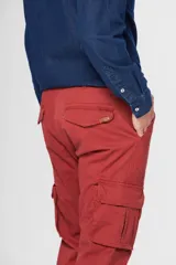 Pantalón cargo de gabardina con spandex, color rojo, de corte clásico y tiro medio, con bolsillos laterales con solapa y broche a presión.