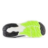 Championes de running New Balance 1080 V12, color celeste con detalles en negro y verde flúor.