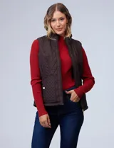 Chaleco marrón capitoneado con cierre central, bolsillos delanteros con botones y forro de abrigo.