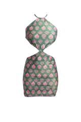 Vestido corto ajustado de lycra con estampado de conchas rosas sobre fondo verde.