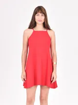 Vestido corto negro de corte A, con escote cuadrado y tirantes finos.