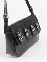 Bandolera de cuero vegano color verde oliva, con tapa frontal decorada con cuatro hebillas metálicas plateadas. Posee correa larga ajustable para llevar al hombro o cruzada.