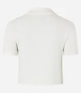 Blusa de cuello polo y manga corta, confeccionada en tejido rib de algodón con elastano. Presenta un diseño ajustado al cuerpo con escote en V y textura acanalada.