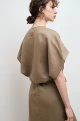 Vestido kimono midi azul marino de lino con escote en V, mangas cortas amplias y lazo en la cintura.