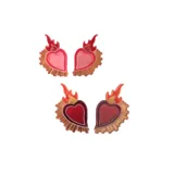 Par de aros con forma de corazón sagrado con llamas, disponible en color rojo y rosa.
