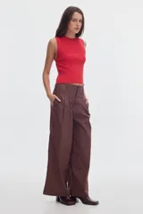 Pantalón wide leg de algodón color negro, con cintura ajustada, pinzas delanteras y bolsillos de ojal en la espalda.