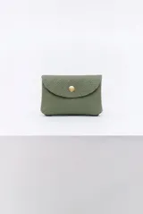 Monedero de cuero verde militar con textura granulada, solapa redondeada y cierre de botón a presión dorado.