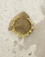 Pulsera esclava abierta de diseño artesanal con acabado orgánico y texturizado, realizada en bronce.