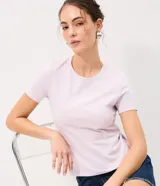 Remera básica de cuello redondo y manga corta, confeccionada en tejido de algodón suave y transpirable. Presenta un diseño liso y minimalista, ideal para uso diario.