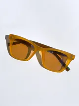 Lentes de sol con armazón bicolor, frente negro y patillas en tono beige con detalle de marca grabado. Cuentan con cristales polarizados con protección UV 400.