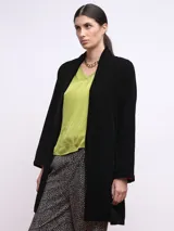 Spolverino largo de terciopelo negro, con cuello smoking y mangas largas.