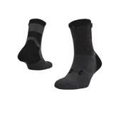 Medias deportivas Under Armour de caña media, diseñadas con tecnología de secado rápido y paneles de malla para ventilación. Incluyen amortiguación en zonas de impacto y soporte de arco integrado.