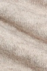 Remera corta en punto suave con cuello redondo acanalado, mangas cortas y bajo recto. Puños y bajo en punto acanalado.