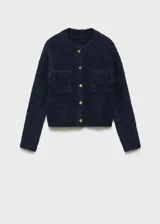 Chaqueta de punto bouclé en color azul marino, con cuello redondo, cierre frontal de botones efecto joya y dos bolsillos de parche delanteros.