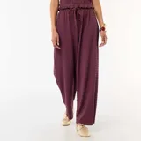 Pantalón ancho color bordó de corte relajado, con cintura elástica fruncida y cordón ajustable.