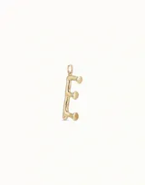 Dije con forma de letra E, bañado en plata.