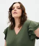 Blusa de crepé color rojo, con escote en V y mangas cortas con volados dobles en los hombros.