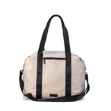 Bolso deportivo color gris claro, con cierres y correas negras. Cuenta con dos asas superiores, bolsillo frontal con cierre y correa extensible ajustable.