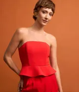 Blusa de sastrería roja sin breteles, con escote corazón, corte estructurado y volado en el bajo. Cuenta con espalda elastizada y cierre trasero.