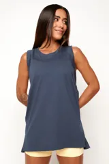Musculosa de algodón con diseño de largo extendido, calce relajado y aberturas laterales.