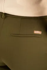 Pantalon de corte recto y tiro medio, color verde militar, con cierre frontal de botones y bolsillos laterales.