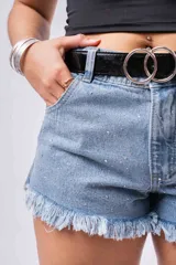 Short de denim tiro alto color celeste con lavado vintage, detalles de tachas aplicadas y ruedo desflecado.