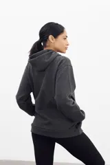 Canguro gris oscuro con capucha y bolsillos laterales.