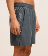 Bermuda deportiva masculina Get Over color verde militar, confeccionada en poliéster con elastano, con cintura elástica y cordón interno ajustable.