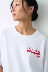 Remera de algodón gris melange con corte oversize, manga corta y estampa localizada en el frente con motivos deportivos en tonos verde y rosado.