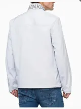 Campera deportiva Calvin Klein de hombre, color blanco, con tecnología resistente al agua y tejido elástico. Presenta cierre frontal con cremallera negra, cuello alto y un bolsillo vertical con cierre negro en el pecho.