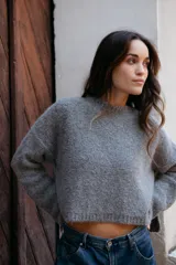 Buzo tejido en mohair con cuello a la base, silueta crop y tajos laterales.