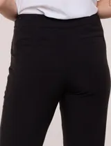 Pantalón sastrero de silueta entallada color negro, de la marca Zac & Rachel, con pretina anatómica y nervaduras verticales marcadas al frente.