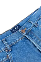 Bermuda de jean azul claro, 100% algodón, con cinco bolsillos y botones color cobre.