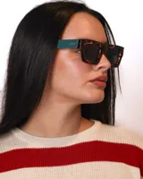 Lentes de sol rectangulares con montura gruesa color carey.