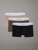 Pack de tres boxers Calvin Klein Modern Cotton en colores beige, verde militar y negro. Confeccionados en modal elástico suave con malla perforada para mayor transpirabilidad y absorción de humedad. Cuentan con cintura media y elástico distintivo de Calvin Klein.