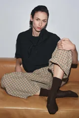 Calcetines altos de tejido rib confeccionados en hilatura con lana, en color marrón.