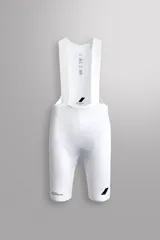 Short de ciclismo con tirantes, color blanco, de tejido elástico y diseño ergonómico con badana y detalles gráficos en negro.
