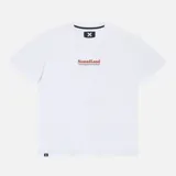 Remera blanca de manga corta, confeccionada en algodón orgánico, con diseño holgado y estampado frontal pequeño con la inscripción "NomadLand" en color rojo y negro.