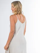 Vestido largo de satén color marrón mocha, de calce amplio y caída fluida, con escote redondo y tirantes finos.
