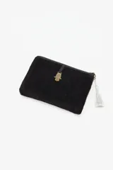 Bolso tipo sobre de algodón negro con bordado de abejas en color blanco. Cuenta con cierre superior y detalle de borla decorativa en el tirador.