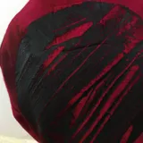 Tapado rojo de lana merino afieltrada, con cuello plisado y guarda tejida en el cuello y ruedo.
