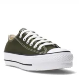 Championes Converse modelo Chuck Taylor Lift con plataforma, confeccionados en lona color verde oliva, con puntera de goma blanca, cordones blancos y suela de plataforma elevada.