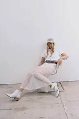 Bota corta de cuero color blanco con cierre lateral, punta fina y taco de madera.