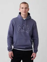 Canguro con capucha y cordones ajustables, color azul grisáceo, con logo de la marca bordado en el frente y bolsillo tipo canguro.