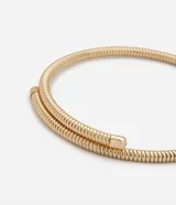 Collar choker dorado de metal con textura de serpiente y diseño de muelles.