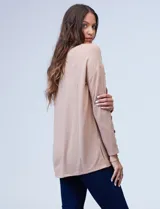 Polera negra de tejido soft con cuello alto y mangas largas con aplique de botones.