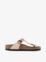 Sandalias Birkenstock modelo Gizeh, color cobre metalizado, con tira de dedo ajustable con hebilla.