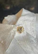 Vestido camisero blanco de lino con cuello clásico, cartera a la vista, mangas cortas acampanadas y bordados de motivos marinos.