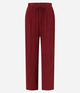 Pantalón recto de viscosa color bordó, con superficie texturizada y lazo ajustable en la cintura.
