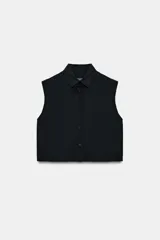 Top negro de popelín, sin mangas, con cuello camisero y cierre frontal de botones.